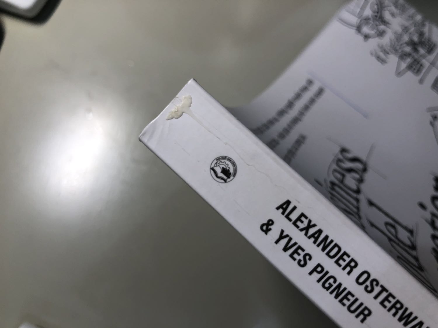 Hàng giao nhanh, mình đặt 1 ngày sau đã nhận được. Tuy nhiên chất lượng sách tệ: bị vẽ trên bìa, gáy sách móp méo, dính keo. Hơi thất vọng vì chất lượng của Tiki Trading ạ.