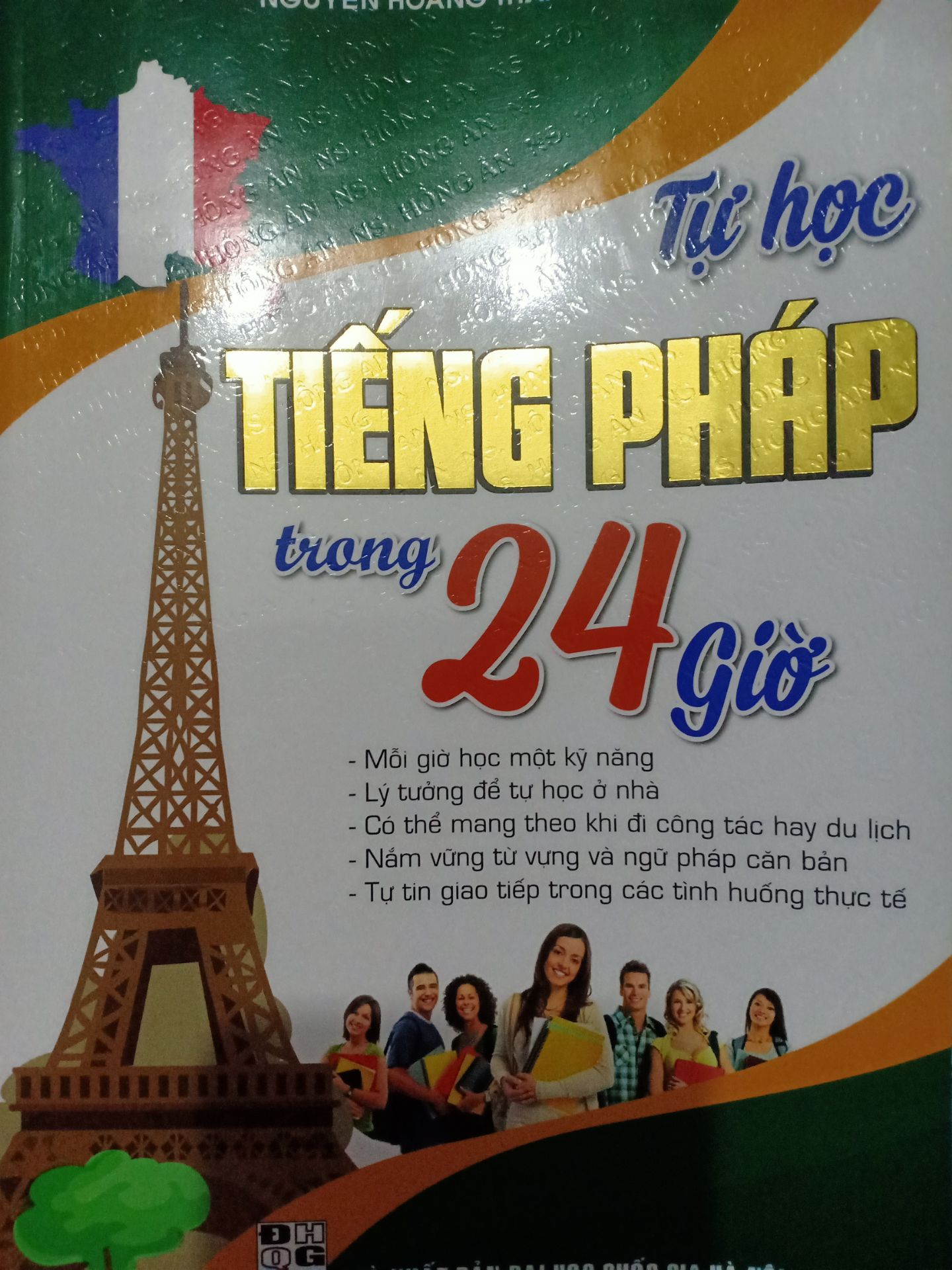 Sách viết bằng tiếng Việt, hướng dẫn cách phát âm, chia động từ v.v... rất dễ hiểu. Lúc trước mình bị lấn cấn chỗ âm e, giờ thì mình hiểu ra rồi, e có 3 cách phát âm. Sách rất thích hợp cho người bắt đầu học và người muốn ôn tập những kiến thức cơ bản.