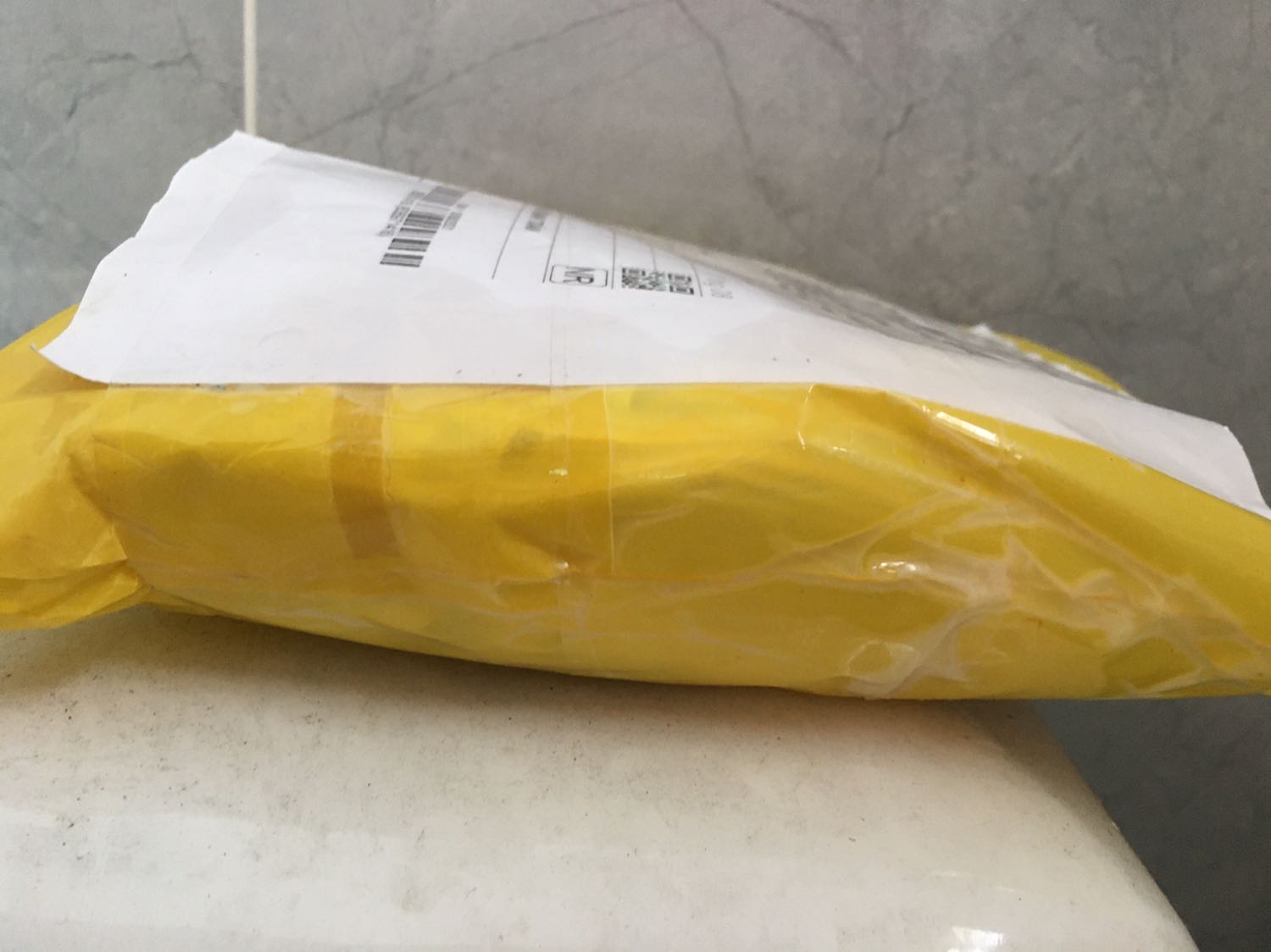 Đóng gói sơ sài, không được bao bọc kỹ để tránh thấm nước. Thất vọng!