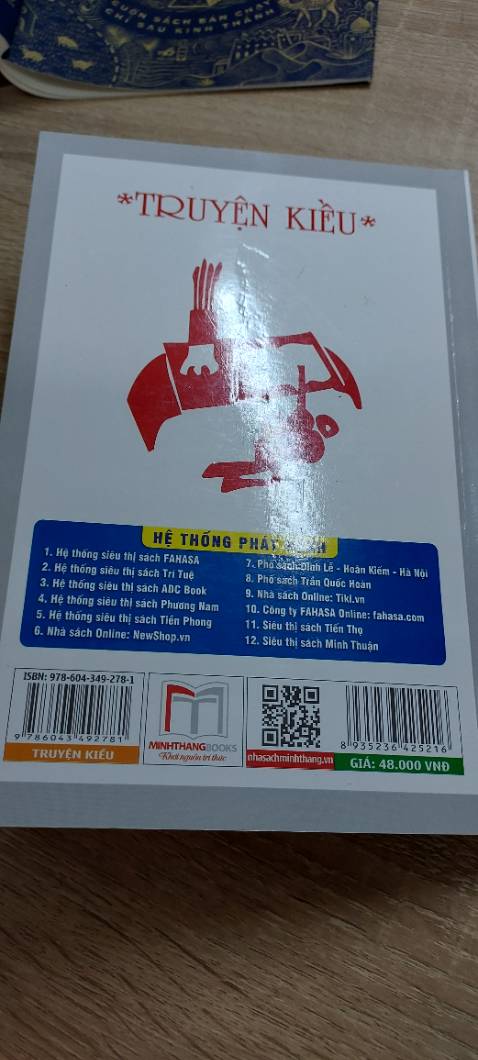 Nội dung có cả phần chú thích các sự kiện, từ ngữ, ... chất lượng giấy tốt, kích cỡ vừa túi xách có thể mang theo khi đi cafe.
