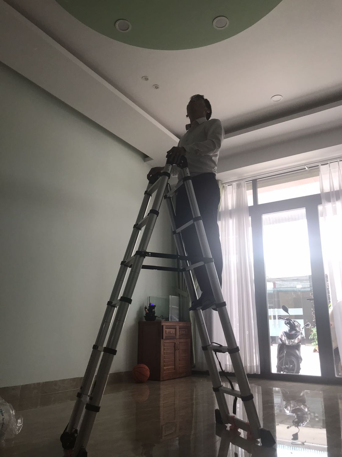 - Giao hành cực nhanh
- Giao hàng nhiệt tình, sẳn sàng đổi địa điểm khi khách yêu cầu
- Hàng lắp ráp dễ, một số chỗ hơi khó tí nhưng nhìn chung ổn
- Thang đứng vững, yên tâm.
- Chiều cao thang phù hợp với gia đình