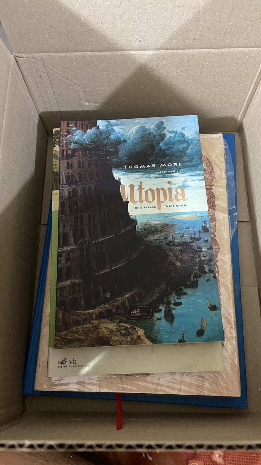 Một tác phẩm kinh điển tạo nền tảng nguồn cội gốc rễ luân lý ý tưởng cơ bản cho chủ nghĩa *** thực tế, thực tâm, thực tiễn. UTOPIA ĐỊA ĐÀNG TRẦN GIAN - Thomas More kể rõ ràng, rành rạch chỉ dẫn chi tiết cái thế giới tưởng tượng mơ hồ về một đất nước đại đồng cùng nhau chung sống công bằng, thắng lợi... 

Chủ nghĩa *** ở con người Thomas More khác biệt với chủ nghĩa *** Mác - Lênin nhé! Nên ai cứ dị ứng với hai từ *** mong đừng hiểu lầm, hiểu sai, hiểu nhầm mà bỏ qua tác phẩm... Và bất kỳ thứ chủ nghĩa hay luân thường đạo lý gì đi chăng nữa thì cũng khởi nguồn và bắt đầu từ con người. ĐÚNG SAI PHẢI TRÁI THÀNH BẠI ĐƯỢC MẤT công bằng hay không công bằng cũng là do con người (những cộng đồng, bầy đàn, tập thể con người).

Dịch giả Trịnh Lữ dịch tác phẩm này cực kỳ diễn đạt đúng cái hồn phách, cách kể chuyện và không khí lịch sử ra đời của tác phẩm. Dù đôi chỗ dịch hơi ngố hơi lố hơi thô...

*Sách và nhân viên vận chuyển đều cực kỳ TỐT!!!