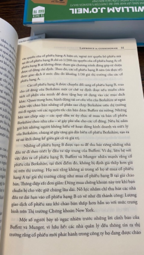 Thảm hoạ dịch thuật. Dịch như google translate. Sách được dịch bởi những người không chuyên, nhóm dịch giả cũng tự nhận là trình độ tiếng anh còn hạn chế vẫn cố gắng dịch. Thực sự đọc rất chán, lủng củng, khó hiểu, khó nhuốt. Chưa thấy cuốn nào viết về Warren chán như cuốn này. Tôi thấy ko đáng khi bỏ ra gần 200k để mua cuốn sách này. Alpha Book làm sách ẩu quá, sau mua sách của bên này tôi sẽ phải xem xét kỹ càng, cận thận hơn. Tốt nhất a e đừng mua, phí tiền, tốn thời gian lại thêm bực mình.
