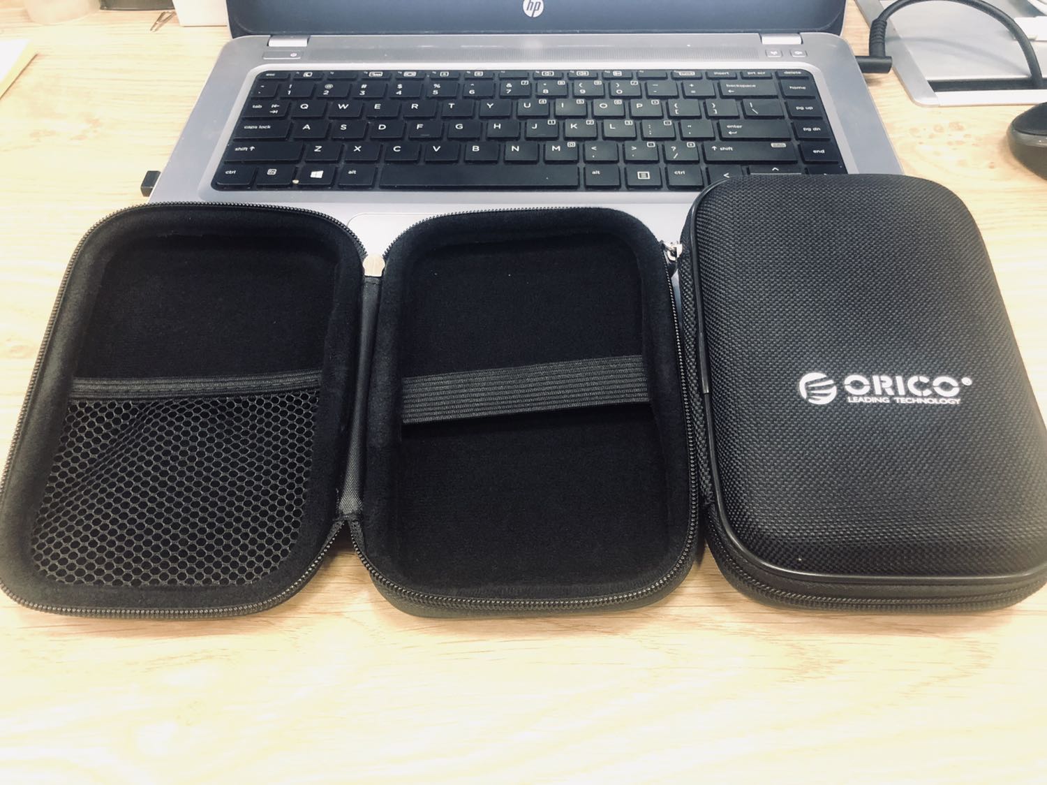 Sản phẩm đẹp, chắc chắn, còn nguyên seal. Giá mà dài thêm 1cm thì để thoải mái pin dự phòng 10000 mAh của Xiaomi (giờ phải cố nhét cục pin), không bị biến dạng, dây kéo tốt, có thể đựng ổ cứng di động và nhiều vật dụng nhỏ khác như cáp sạc, usb, cục sạc... Chất lượng trong tầm giá. Tiki giao hàng sớm hơn dự kiến nhưng đóng hộp quá to mà không có biện pháp chống shock.