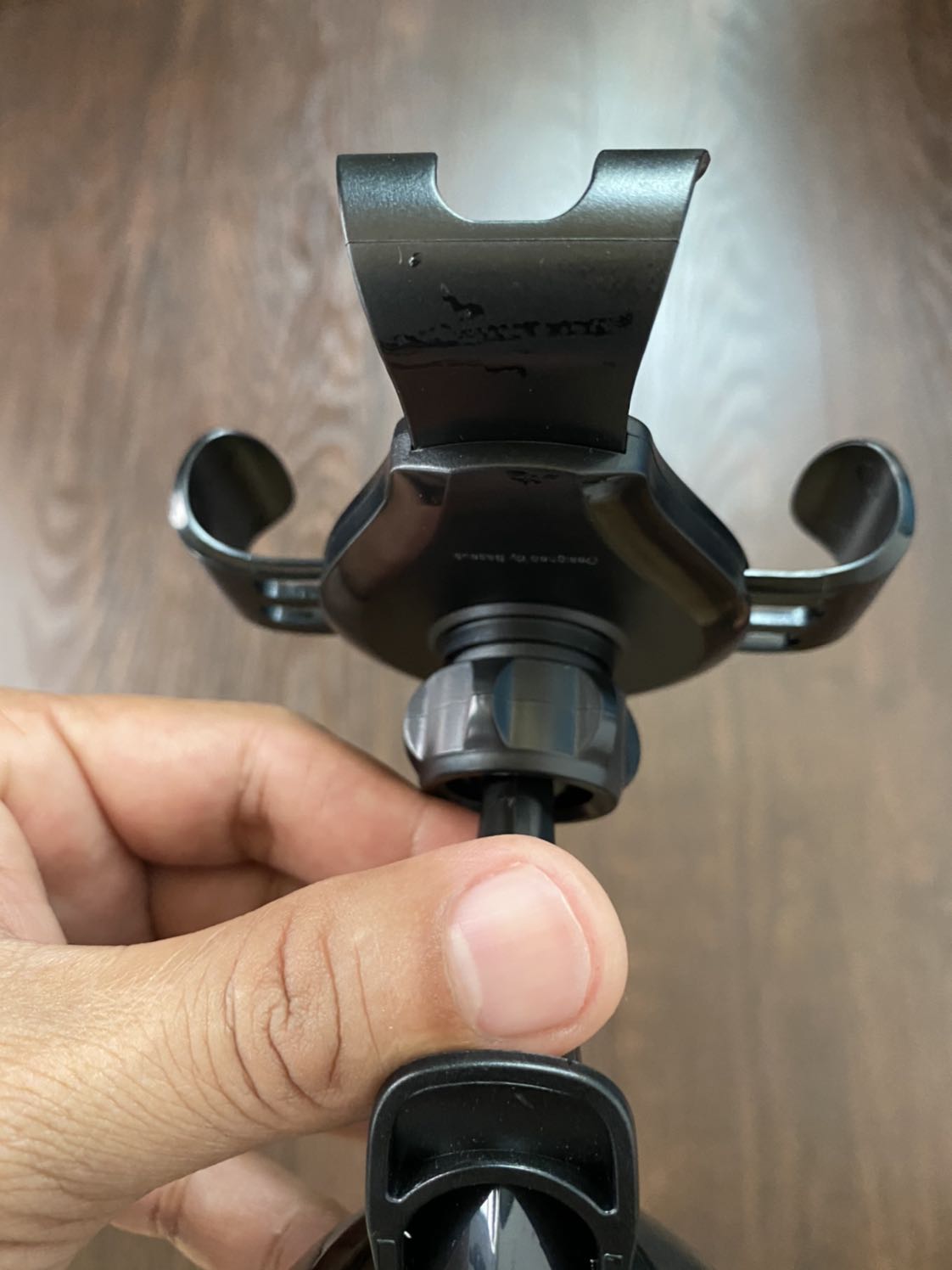 Sản fẩm rất tệ,lỏng lẻo và yếu ớt,kẹp cái đt k chắc mà dám ghi là xoay dc 180* thì cũng sợ luôn,xoay 45* thôi đã rớt đt rồi,tóm lại là ăn quả *** khá đau,cái này tầm 2-30k thì chấp nhận đc chứ 140k thì quá đắt AE k nên fí tiền nhé !