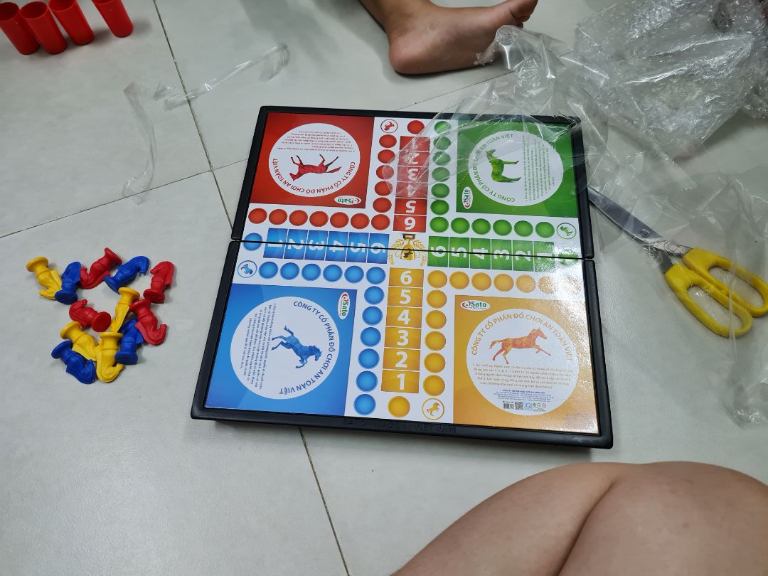 bàn cờ 4 người chơi mà cho có 3 màu ngựa thì làm sao?? mua cũng 2 tuần rồi giờ mới mở ra kiểm tra. Làm sao đây hả Tiki??