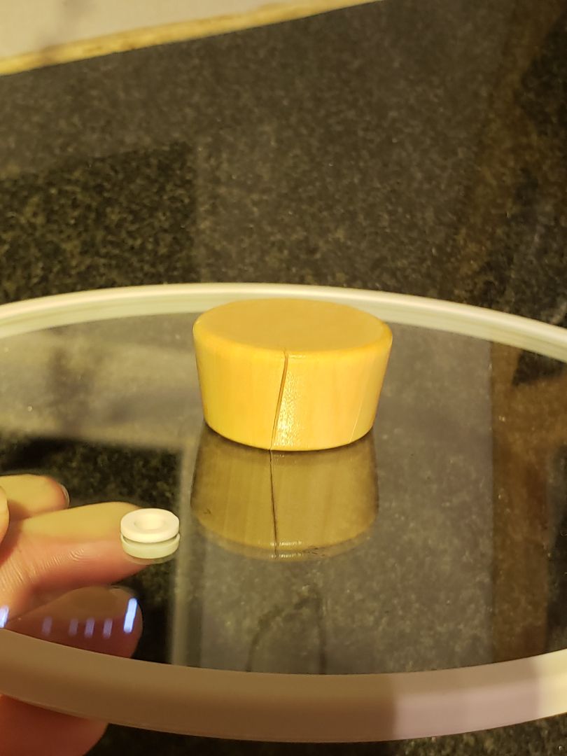 hàng tốt, thiết kế đẹp, có điều núm gỗ trên nắp nồi thiết kế không tốt. Mình mới hầm món đầu tiên, để đậy nắp, quên món hầm thì không đậy, lúc phát hiện  thì thấy núm gỗ bị nứt. Khuyên các bạn chỉ nên đậy nắp khi đã nguội