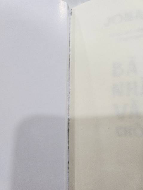 Bong bìa lộ gáy, trang sách bị thủng lỗ