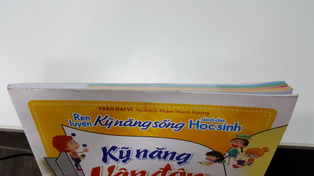 Mình nhận sách qua Now sáng nay. Bìa dính bụi nhiều, xước khắp mặt bìa & mép bị quăn 2 góc như ảnh. mép dưới cũng quăn nhẹ. Nói chung nếu do xấu hình thức mà giảm giá thì Tiki nên ghi rõ ra chứ đẩy mạnh kinh doanh sách online mà thế này mình không dám mua nhiều nữa.
Thất vọng vì hàng giao lần này.