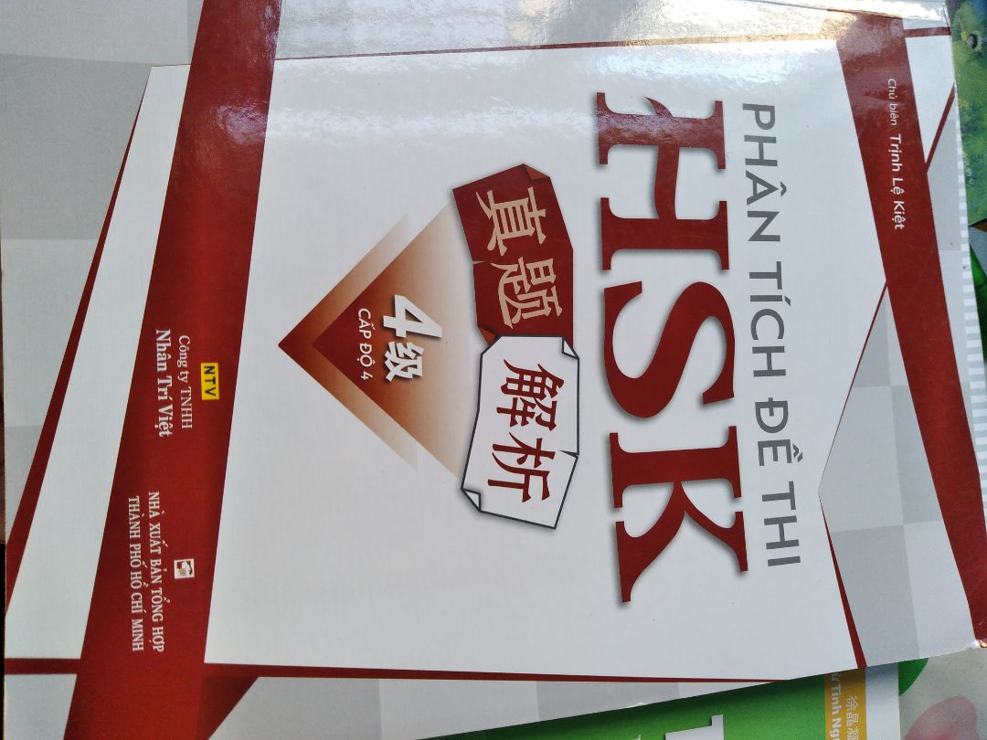 sách khổ bự như giáo trình chuẩn, phân tích kĩ càng, chi tiết nhưng k có dịch nghĩa, chỉ toàn là chữ Hán thui. Ai muốn luyện đề thì k recommended nhưng muốn phân tích kĩ đề thì nên mua