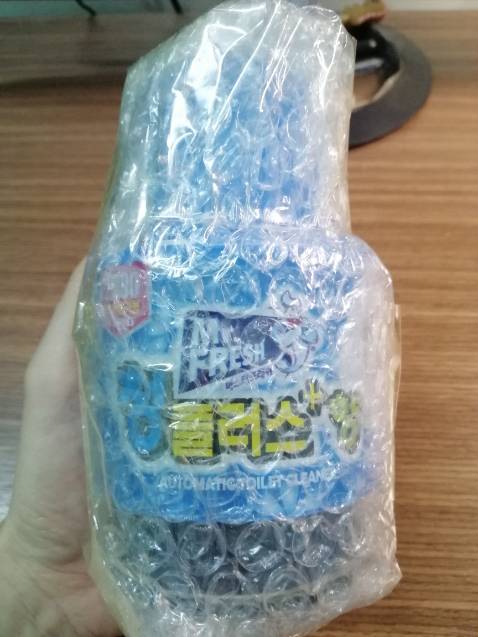 Cốc giúp khử mùi (bên trong) bồn cầu tốt, chứ để cho thơm nhà vệ sinh thì không được đâu. Có nắp vặn điều chỉnh được lượng nước xanh tan ra nên có thể dùng được khá lâu và tiết kiệm. Chất lượng mình thấy tốt như các cốc thả của Hàn Quốc, mà giá loại này cạnh tranh hơn. Bao bì chống sốc cẩn thận.