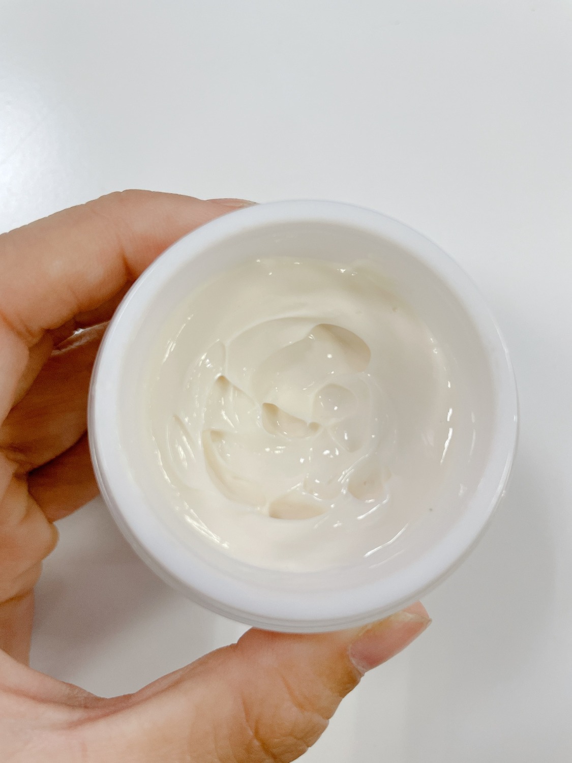 Mình thấy mấy dòng kem dưỡng của Oribe khá ổn. Loại kem ngày này ra theo mẫu giống với cái kem đêm nên dùng 1 bộ ngày đêm khá đẹp mắt mà lại hiệu quả, mua tặng sinh nhật bạn cũng okela. 
Nói về kem ngày thì mình thấy chất kem mịn, thấm nhanh vào da, dưỡng ẩm rất tốt, mình mới dùng được 2 tuần thấy da sáng lên và căng hơn, chứ chưa trắng bật tone, để da trắng lên chắc mất tầm cả tháng. Nhưng hiệu quả vậy cũng khá ok với dân văn phòng như mình, kem có chống nắng SPF 30 nhưng nếu bạn nào đi ngoài nhiều thì nên dùng thêm kem chống nắng chứ không mình nghĩ sẽ dễ đen hơn đó. Kem không thơm bằng kem đêm, nhưng chất kem thì đặc hơn kem đêm.