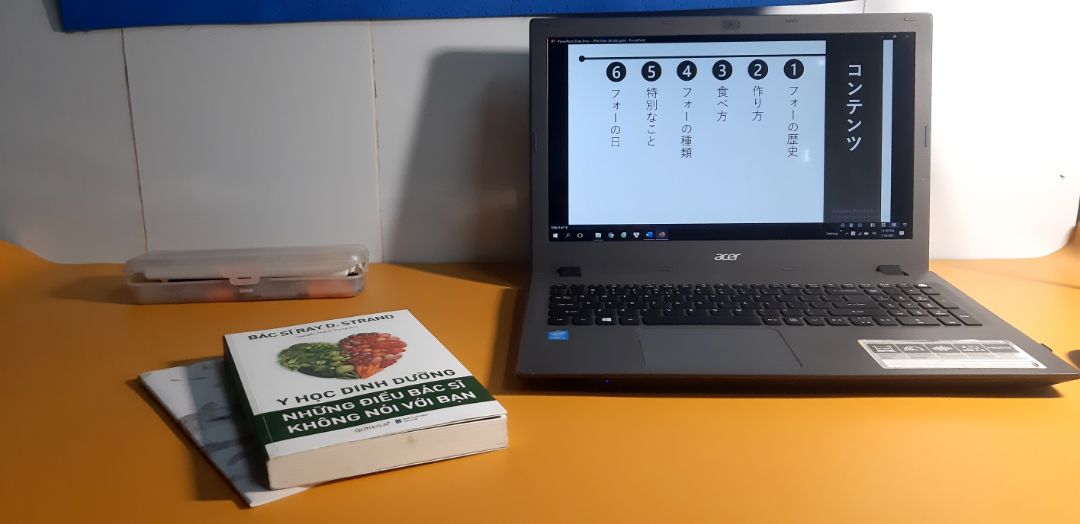 Đặt lên bàn làm việc rất trang nhã, tạo cảm hứng làm việc rất tốt. Mọi người cũng biết work from home rất stress. Vừa trải bàn vừa lót chuột luôn. Nhận hàng về là mình quăng luôn cái miếng lót chuột xấu xí rồi. Mình chụp cả 2 mặt cho mọi người xem, ban ngày để màu nổi cho hưng phấn, ban đêm để màu đằm cho dịu mắt trước khi ngủ.
Sẵn tiện PR luôn quyển sách rất bổ ích trên bàn, mùa dịch này mọi người nhớ ăn uống bổ sung dinh dưỡng đầy đủ để bảo vệ sức khỏe nha! Quyết thắng đại dịch!?