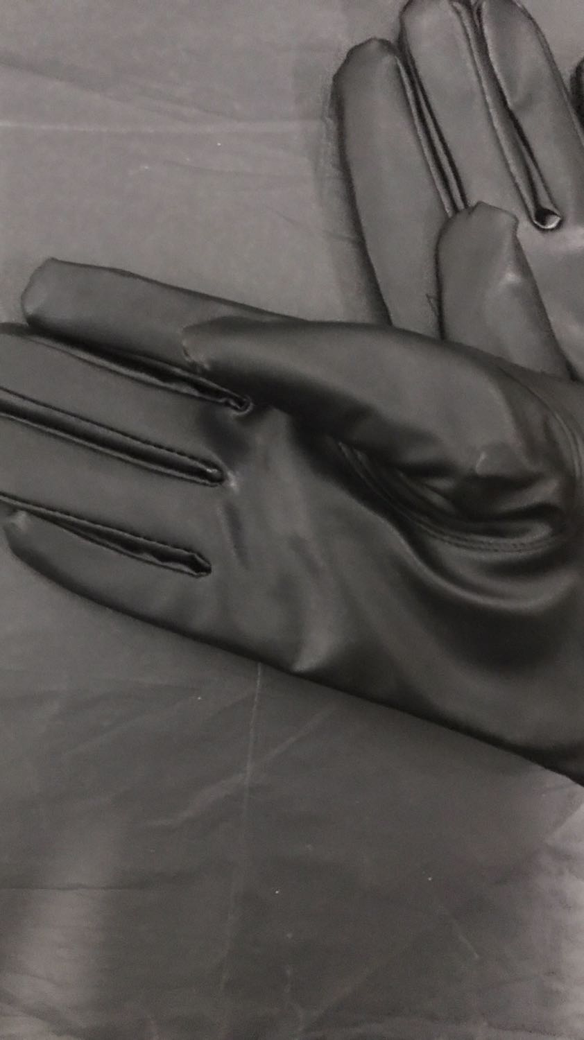 Găng tay da ấm áp. Mua về đúng đợt rét đầu mùa dùng thích ghê. Đi mưa khá ổn không sao cả. Lớp lông bên trong làm găng tay mềm mại dễ chịu. Da co giãn tốt đeo cũng rất thoải mái nữa ý. Sản phẩm tốt đánh giá 5 sao. Cảm ơn shop và tiki