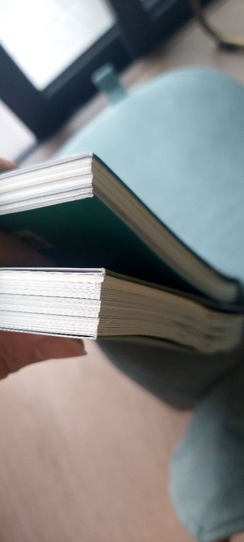 chất lượng sách không tốt, các trang giấy không đều,
Đóng gói sơ sài, bọc màng bọc mỏng, không có chống sốc, sách bị cong mép