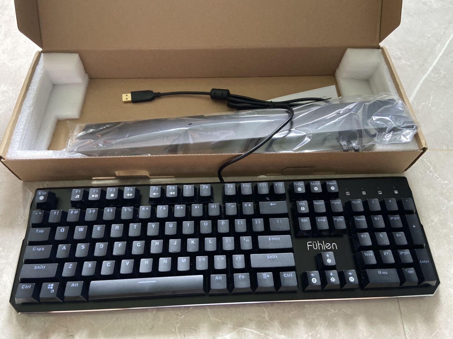 Bàn phím cơ nhìn khá chất và mê mọi người ạ...
Mới chơi nên mua em Fuhlen này, hàng Fuhlen hi vọng sẽ bền tốt