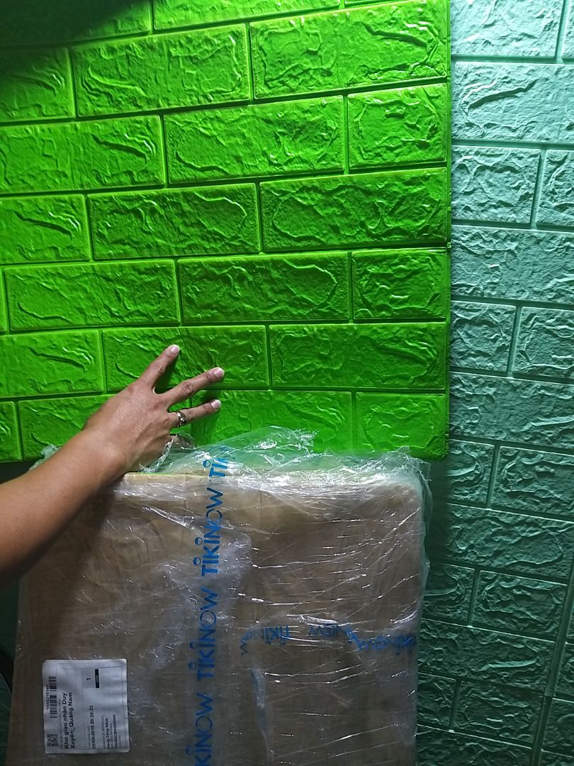 mình mua 20 miếng xốp dán tường màu xanh cốm. phiếu giao hàng cũng ghi rõ màu xanh cốm. Nhưng khi khui hàng ra là màu xanh lá. Trả lại không được. Mình đành bỏ xe rác. Đáng bao nhiêu mà shop *** thế. Bó tay...tiki. Mọi người mua hàng trên tiki cẩn thận nhé. Đừng mất tiền oan như mình.