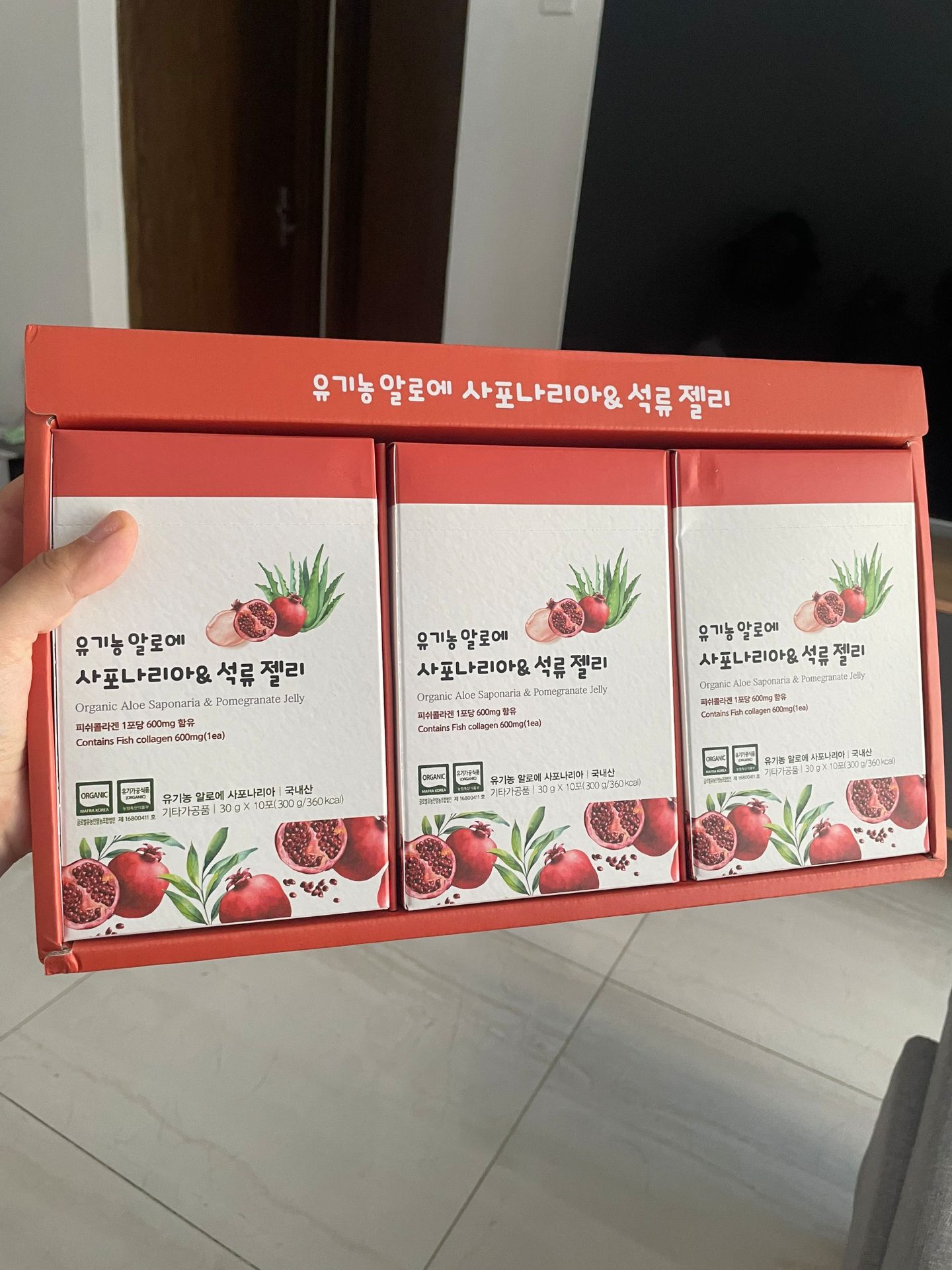 Thạch hơi chua nhẹ vì có lựu nhưng để tủ lạnh ăn ngon ,không quá chua như những loại thạch lựu khác ,sẽ ủng hộ shop thêm ạ