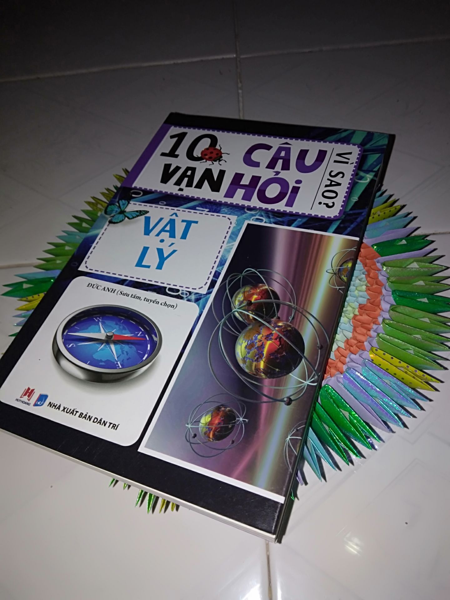 ✔Bìa đẹp, chất liệu tốt
✔Có hình minh họa
✔Chất liệu giấy tốt
✔Chữ in rõ ràng

❌Một số ít câu hỏi chưa giải thích rõ ràng
❌Một số câu hỏi dùng nhiều từ chuyên môn, khó hiểu
❌Một số minh họa chưa hợp lí
❌Một số câu hỏi không liên quan tới đề mục bên ngoài sách
❌Nhiều câu hỏi chỉ giải thích theo cái nhìn đơn phương của tác giả
❌Nhiều câu hỏi thừa