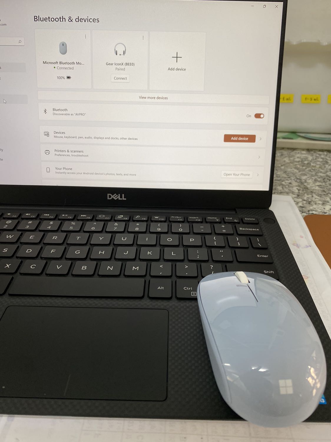 Nút bấm hơi cứng so với các loại đã dùng. Swiftpair nhạy, lần đầu mất khoảng 3s để kết nối, các lần còn lại dưới 3s