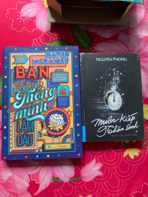 - Muôn kiếp nhân sinh là cuốn sách hay, rất tuyệt đối với những bạn quan tâm đến tâm linh. Baif học chính mình rút ra là 2 luật: luật chu kỳ và luật nhân quả, quan trọng nhất là luật nhaan quả vì bất cứ hành động nào (nhân) cũng đều sẽ gây ra 1 phản ứng ngược lại (quả). Bởi vậy mỗi người hãy suy nghĩ kỹ về những hành động của mình và hành động trên tinh thần yêu thương với mọi người. 
Cuốn sách này chủ yếu nói về cuộc trải nghiệm tiền kiếp của ông Thomas - bạn của tác giả, về các kiếp sống trước ở Atlantic và Ai cập. Qua đó ông rút ra những bài học mà ông cần phải học qua mỗi kiếp sống nói riêng cũng như ý nghĩa cuộc đời của mỗi ng chúng ta nói chung. 

- tiki giao hàng k có bộc chống sốc, mình mua chung cuốn muôn kiếp nhân sinh với Bạn k thông minh lắm đâu thì hên sao cuốn MKNS có bao kiến bộc lại thôi, chứ đi đường xa hay gần mà k có bộc chống sốc thì có mà hư sách.