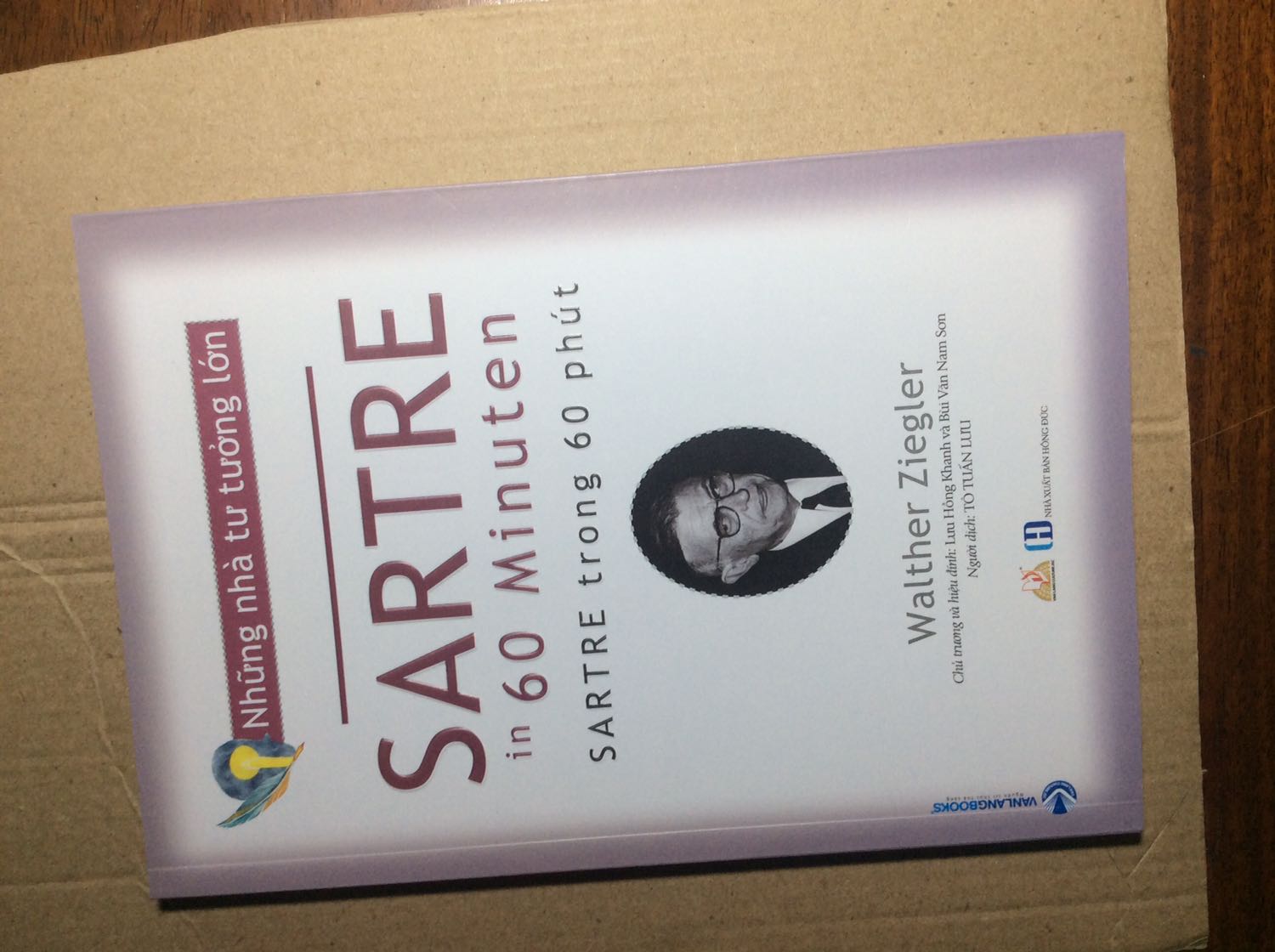 Đừng đánh giá cuốn sách qua ... số trang của nó ! Khi mình mua về cuốn sách chỉ vỏn vẹn hơn 100 trang thì mình có hơi bất bình với cái giá của nó nhưng không các bạn ạ, mình sai quá sai. Chính vì sự nhỏ gọn đó mới làm nên cái hay của quyển sách -ngắn gọn, súc tích, đầy đủ (trong 60 phút cơ mà). Không chỉ về nội dung, bố cục mà còn về phần giấy in, hình ảnh trong sách đã được làm rất tốt. Cảm ơn Văn Lang vù đã đem về Viẹt Nam những bộ sách quý như thế này. Bởi lẽ triết học là một bộ môn đáng được tìm hiểu, học hỏi.