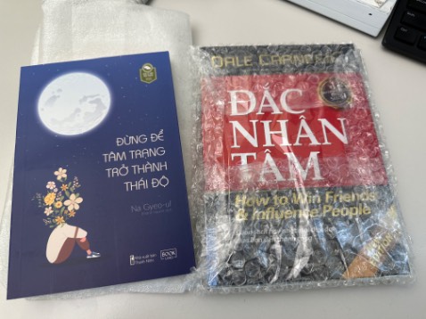 Sách thì ko có gì để bàn, mua lại lần 2 để tặng bạn
Complain với tiki về việc nhà bán hàng là Fahasa tự ý huỷ đơn của khách mà ko thông báo. Cũng ko nhận đc phản hồi từ Fahasa lẫn tiki. Hụt hẫng 😑