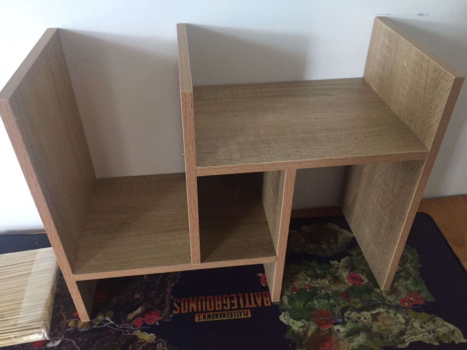 hàng đẹp nên cho 5 sao. tất cả khuôn bề ngang cùng kích thước nên cảm giác đồng bộ rất thích. mặt gỗ cũng đẹp. các cạnh có dán bảo vệ nên cho 1 like. ráp xong đứng vững không cập kênh. ổn . chỉ có điều thiếu một cái gì đó giúp cho các góc đều vuông 90 độ - 1 điểm trừ nhỏ