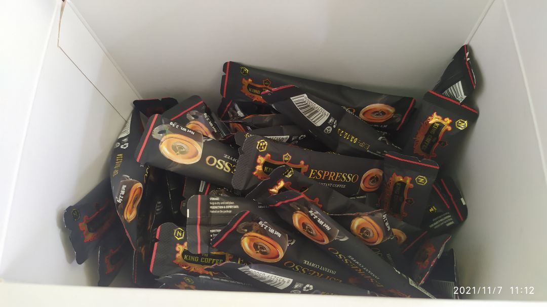 Cafe vị đậm. Khi pha nghe mùi hơi khét nhưng để nguội chút xíu thì uống cũng ok, giống expresso. 
Điểm trừ về hình thức, có cảm giác là có cái hộp giấy rồi nhồi 1 đống cafe vào cho đủ số vậy. Mình đếm thử thì ra 101 gói. 😂