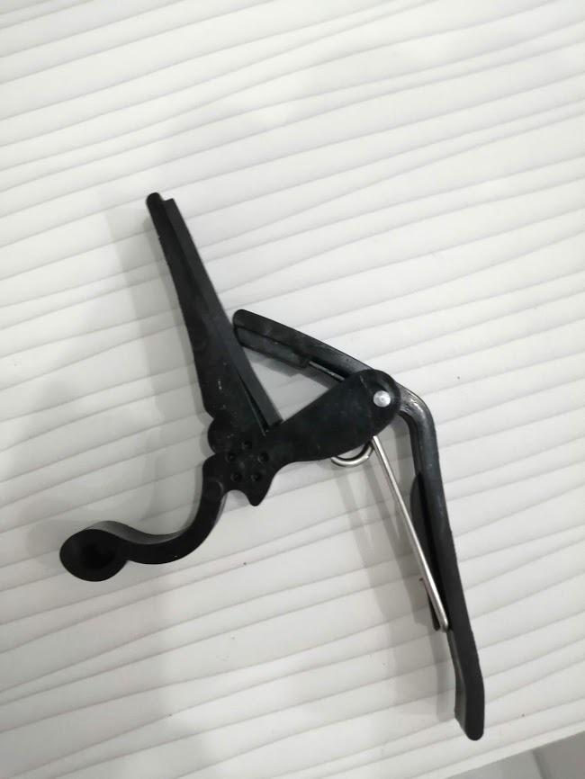 trong hình thì để mẫu capo bằng sắt, khi giao hàng thì giao mẫu bằng nhựa kém chất lượng. thất vọng với tiki và nhà cung cấp sản phẩm