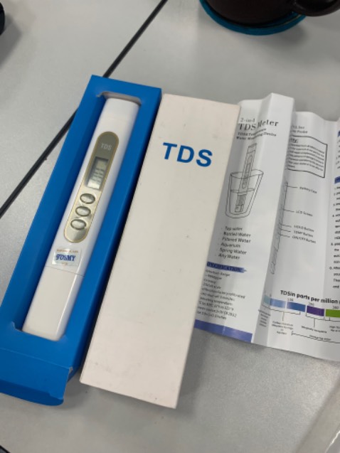 Thấy đo nước uống qua máy lọc thì 25, không qua lọc 30, nước nuôi cá 67. Hok bit thế là chuẩn chưa, pin thì rất cũ, có dấu vân tay.