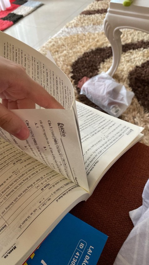 Sách đến chỗ mình bị gập.