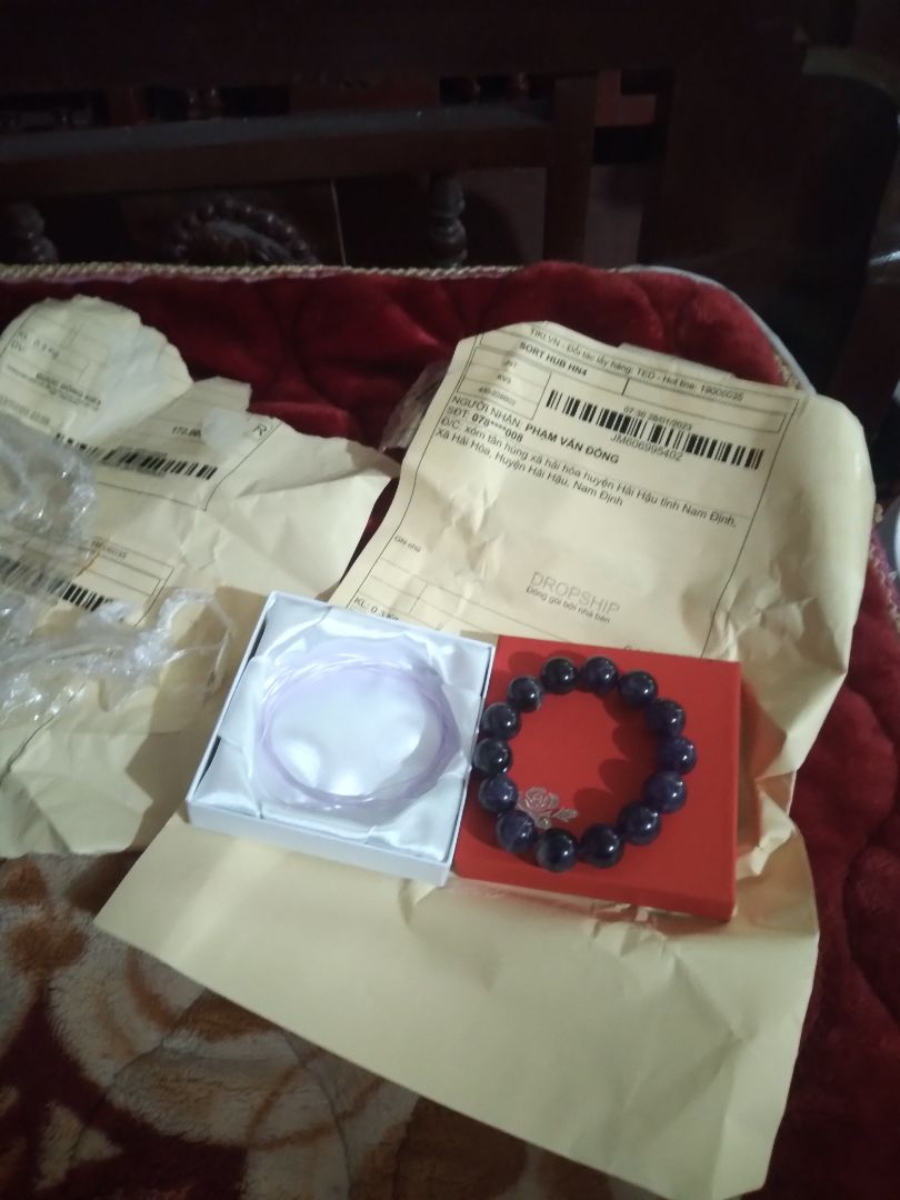 Vòng xấu, không đẹp.như trong puản cáo,chụp điện thoại  vậy, nhìn vòng thực tế có những viên bị xước cạnh.