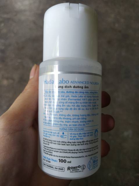 Giáo hàng nhanh đóng gói tốt, lúc trước mình mua sữa chống nắng skin aqua nắp vàng đc tặng chai nhỏ dung tích 15ml dùng đc 2 chai bản thân mình cảm thấy sp cảm ẩm tốt,dùg lên da mướt lắm nên mình mua chai lớn dùng luôn.