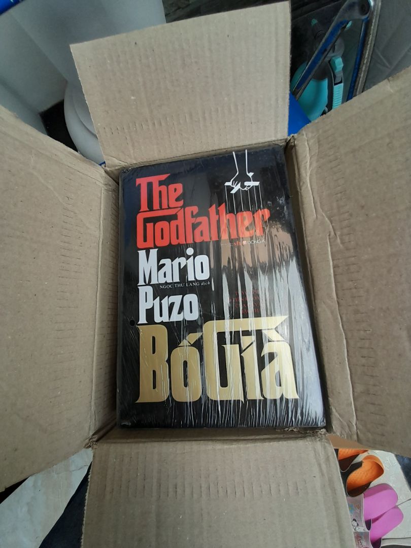 Đã nhận được sách. Sách của Đông A in đẹp, chữ rõ nhưng rất tiếc cách đóng gói thiếu cẩn thận nên góc bìa sách bị quăn, gẫy. Nhìn cuốn sách xót lắm. Lần này mua cùng với bộ Tam quốc (bìa cứng, 2 tập) cũng đều bị gẫy góc sách. Nên học shop Bình bán book, họ cũng yêu quý sách như chúng tôi nên khi gửi sách họ cẩn thận bọc xốp ở các góc sách (dù vẫn còn nilon bọc ngoài) nên sách nhận được nguyên vẹn. Tôi đã có và đã đọc Bố già do Đoàn Tử Huyến dịch nhưng tôi vẫn muốn có một cuốn Bố già do Ngọc Thứ Lang dịch và do Đông A phát hành (vì sách của Đông A in đẹp) để đọc.