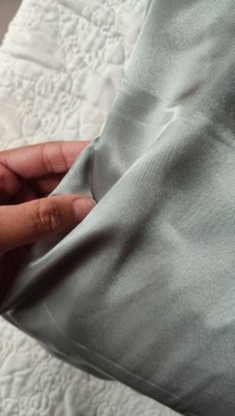 Chất lụa bóng, đường may khá chắc chắn k chỉ thừa, cầm cũng dày dặn nên mua nhé mn