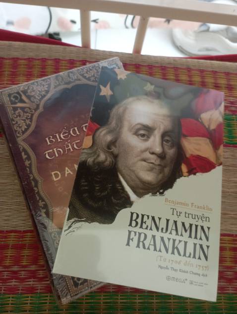 Cũng 2 năm rồi mình mới lên tiki mua sách lại, có vẻ sau một tràn phàn nàn suốt mấy năm liền thì tiki đã cố gắng cải thiện khâu đóng gói rồi. Lần này mình đặt 2 cuốn được bọc nhiều lớp ni *** chống sốc bong bóng á mn. Sách nhận được nguyên vẹn mới tinh còn nguyên seal. 
Mình săn được 2 cuốn lúc giảm cở 30-40%. Mà lúc đặt mình tưởng cuốn Franklin cũng dày dày ai nhè cũng vừa vừa vậy. 
Về nội dung các bạn nên tìm bài viết review chi tiết trên các hội nhóm sẽ hay hơn á.