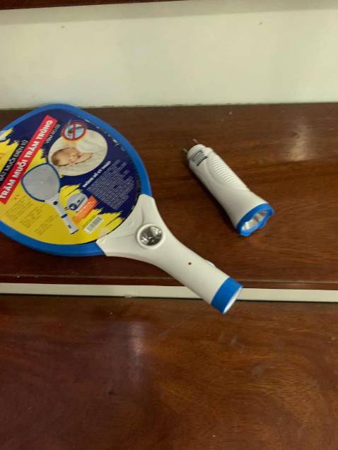 Vợt to đẹp, đèn sáng, dính muỗi là nổ ngay, đáng tiền