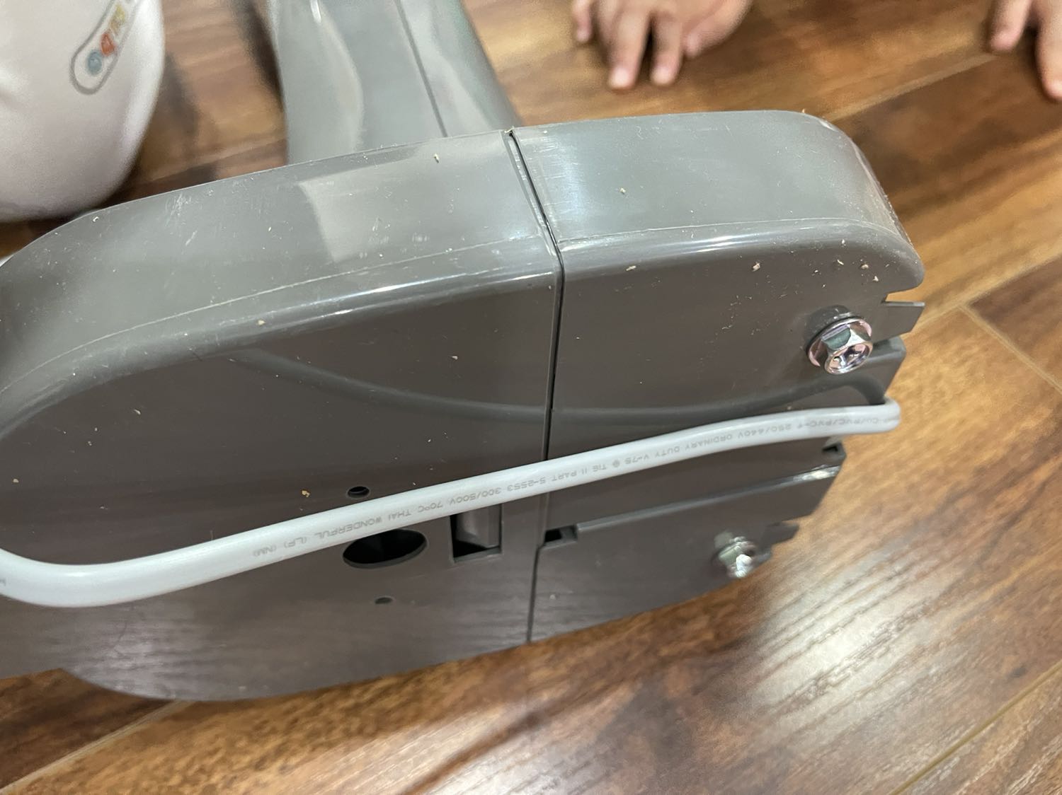 Tôi mua quạt mới nhưng nhận được thùng đóng lại chứ không phải thùng nguyên, bên trong pack rất cẩu thả. Quạt xước tùm lum.