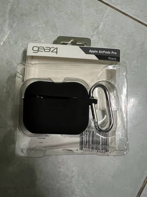 Ngoại quan: Sản phẩm có ngoại quan tương đối giống với mô tả, sản phẩm chính hãng có vỏ hộp nhìn xịn xò. Khi mở hộp ra thấy cách gắn sản phẩm đã bị lệch, như đã có người đụng vào, không còn được nguyên zin của sản phẩm. 
Xuất xứ: Thương hiệu của GEAR4 của Anh. 
Sản xuất: Tại China anh hùng. 
Chất lượng: Bao da màu đen, khá dày, chống bám bẩn cũng tàm tạm, có móc khóa. Khi gắn bao vào Airpods Pro thì vừa khít.
Thời gian giao hàng: Thời gian giao hàng nhanh, đặt từ 17:32, Chủ nhật 27-*** đến 10:23, Thứ ba 29-*** sản phẩm đã được giao đến. 
Thái độ nhân viên giao hàng: Ổn, chịu hợp tác với tôi trong việc giao hàng. 
Giá sản phẩm: Mua hàng canh lúc sales và có thêm mã giảm giá nên mua được với giá 235.600 đồng, miễn phí ship. 
Tổng quan: Sản phẩm phù hợp với những ai muốn sử dụng hàng chính hãng với một giá tiền và chất lượng sản phẩm tương đối. Bên cạnh đó, thời gian và dịch vụ giao hàng ổn. Cảm ơn mọi người đã đọc.