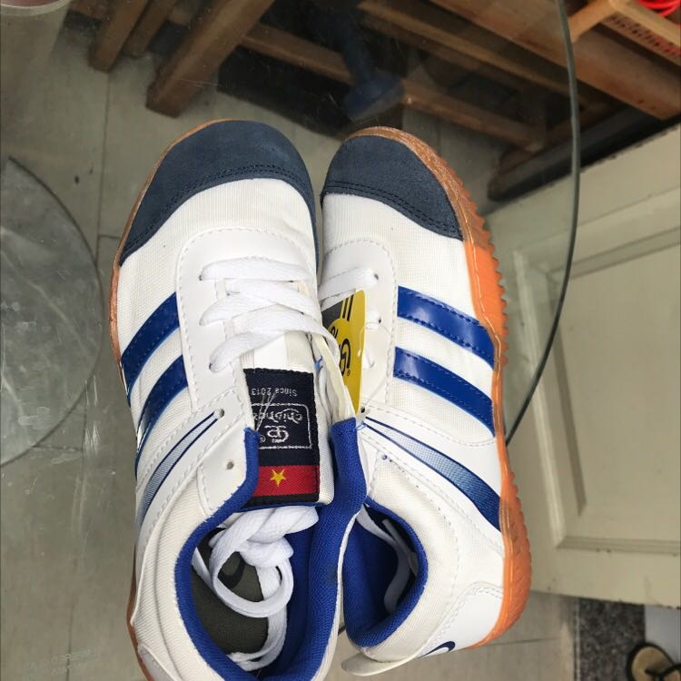 Giày nhận được khác mẫu shop chụp, nhìn ko đẹp như hình