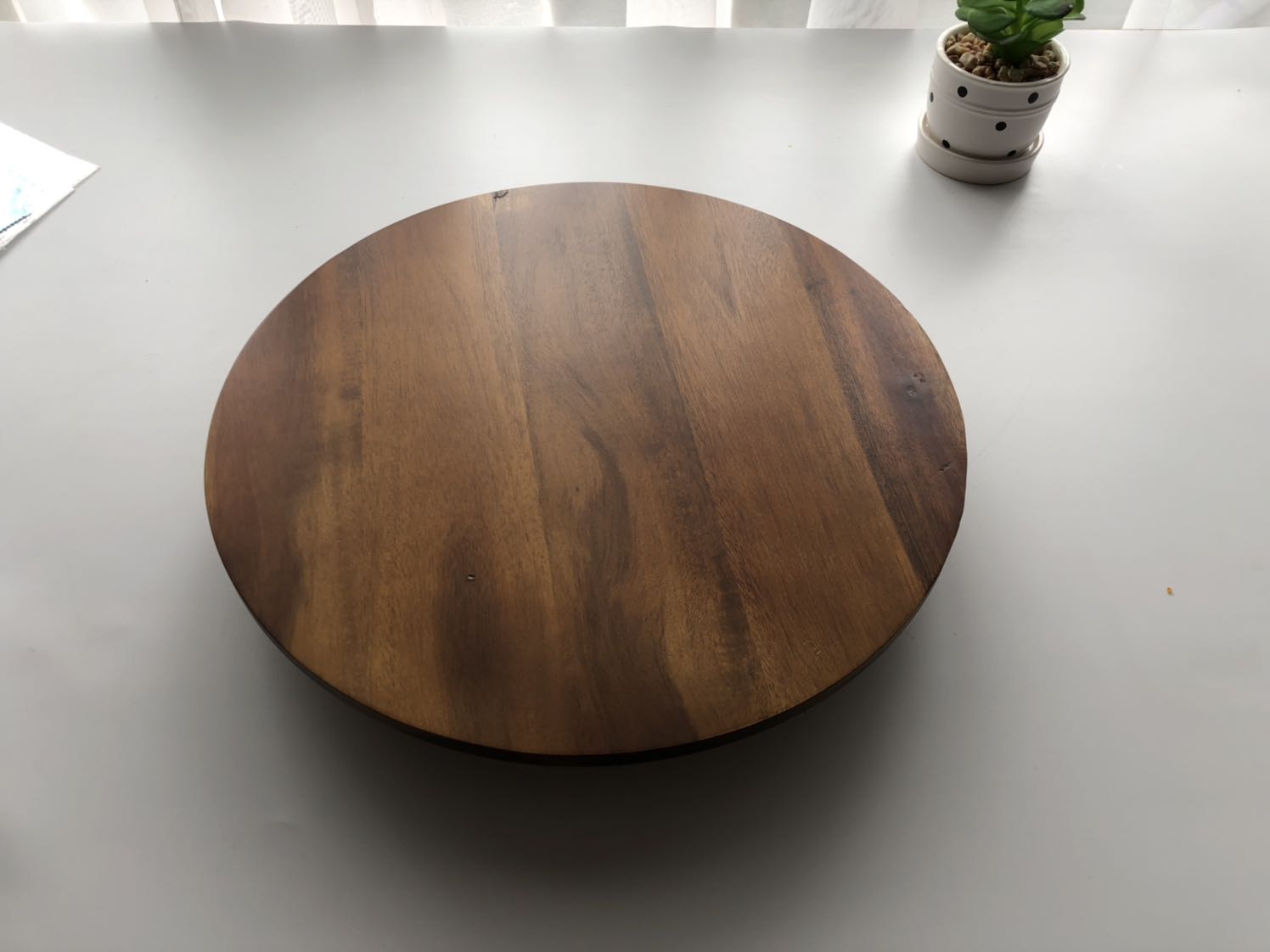 Bàn xoay để lâu nhưng viên bi lăn dưới đế hằn lỗ lên bàn xoay, lăn bị cà giựt khi bi lăn qua lỗ hằn. Kông Tiki giải quyết