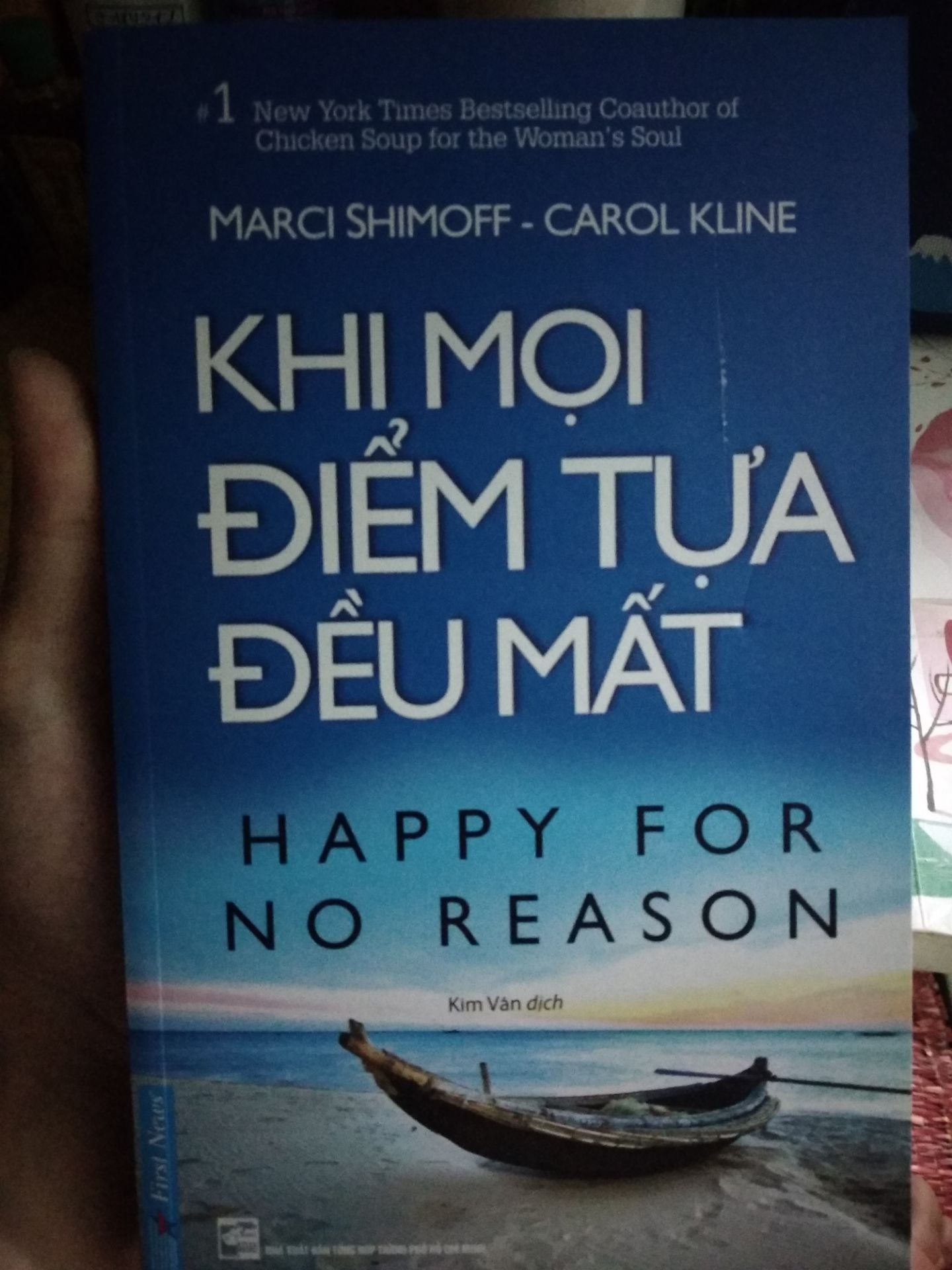Tiki giao hàng rất nhanh, chỉ tiếc cuốn sách này bị kéo dài 1 đường ở trang bìa (như hình) mà mình đoán do va phải vạch nhọn.
Làm cho cuốn sách mất điểm ghê, mong tiki cẩn thận lần sau ạ.