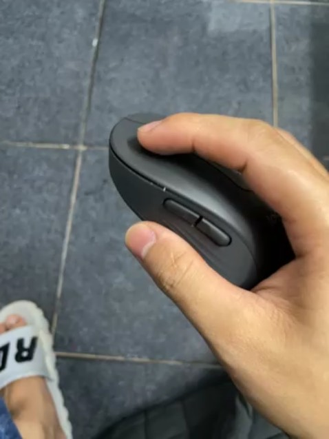 Sau một lần dùng thử của bạn thì mình mê em này luôn. Mặc dù đã có 2 con chuột rồi mình vẫn quyết định tậu em này. Click thực sự êm. Như một số bạn comment thì lúc mới kết nối dùng, đôi lúc nó sẽ bị lag lag. Mong là sẽ sớm ổn định.