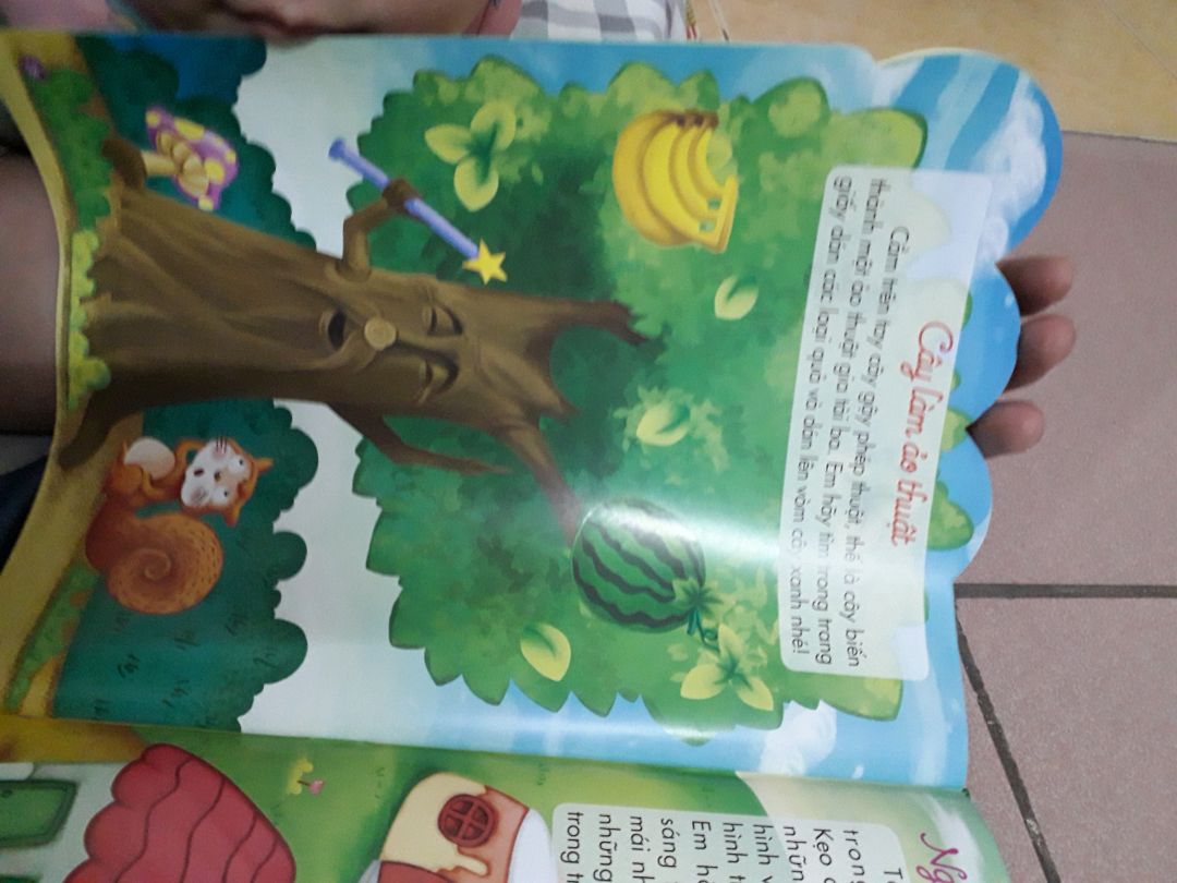 Sách khổ A4 khá to, hình vẽ đẹp, màu sắc rực rỡ. Con mình rất thích.
Tuy vậy, các hình dán bóc ra hơi khó vì cắt không chuẩn.
Mong nhà sản xuất cải thiện ở những sản phẩm sau.