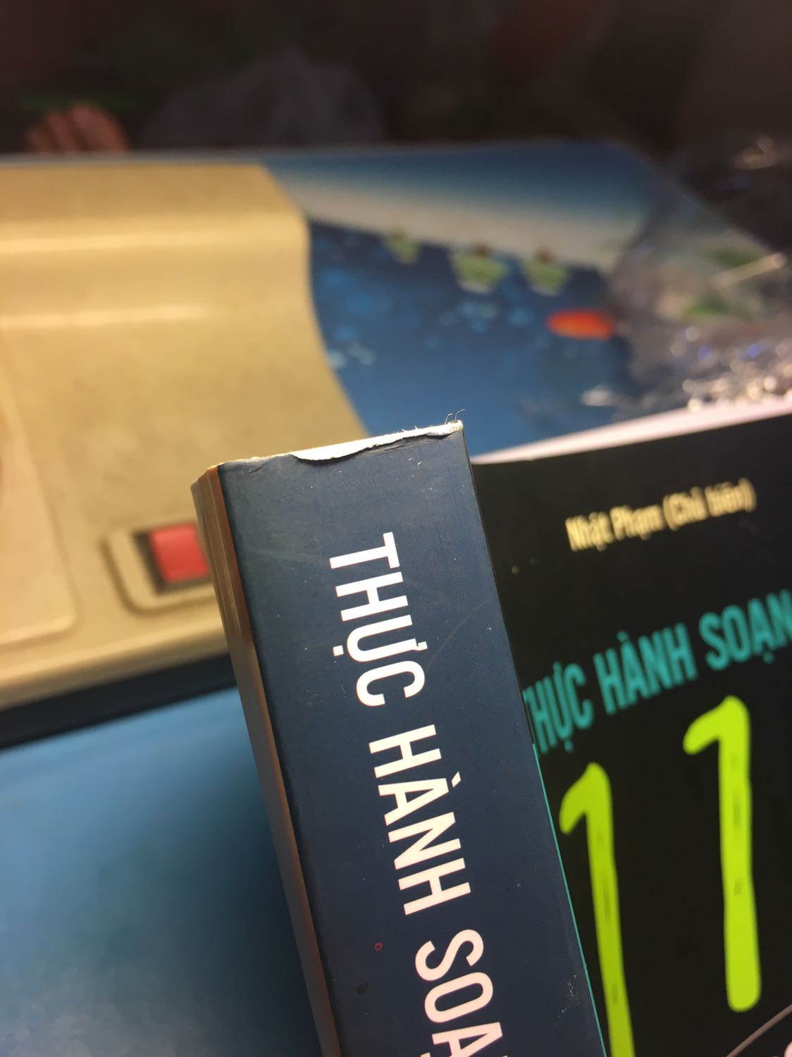 Mình k ở nhà, nhờ ngừoi nhà nhận hộ thì hộp như thế này đây, mở ra được luôn. Một bên bìa hộp thì rách đôi (có video nhưng ở đây k có mục up vid). Sách thì có vết như kia. Nhìn ảnh thì cũng bình thường nhưng thực tế nhìn ở bên ngoài và bản thân lại là người đi mua sách mới mà bị như vậy rất là khó chấp nhận. Mong Tiki xem xét lại khâu đóng gói hàng và nhân viên giao hàng.