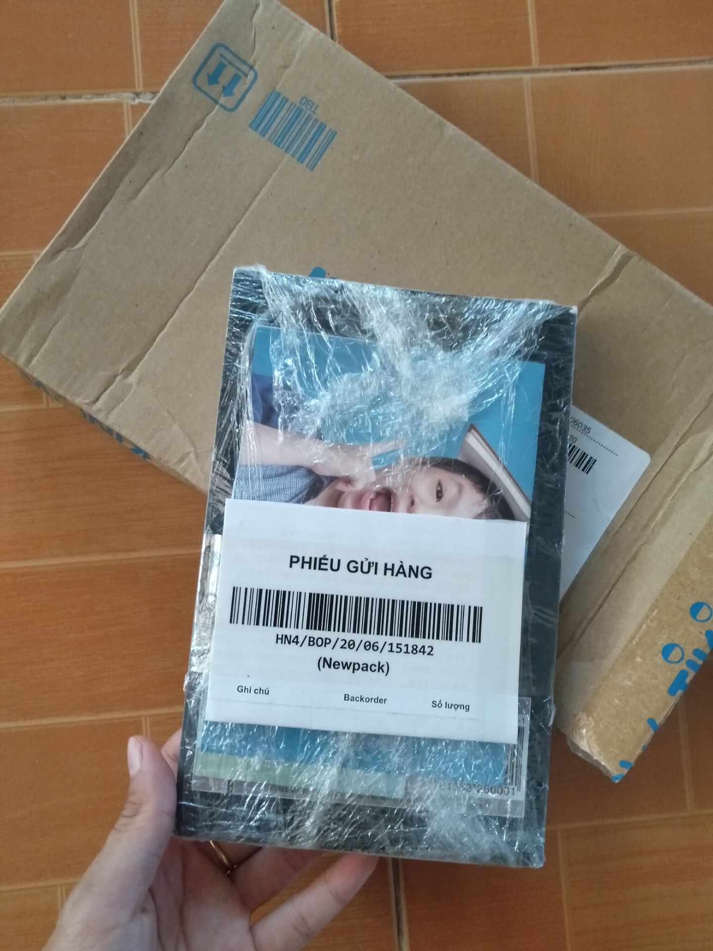 lần nào mua hàng của tiki cũng đều phải cho 5sao cả chất lượng cũng như giá cả vậy, có điều đây là sách ngoại văn nên giao hơi lâu xíu nhưng lại giao trước dự kiến 2 ngày, sách đẹp nhưng nhẹ hơn mình nghĩ. lần nào mua hàng của tiki cũng đều phải cho 5sao cả chất lượng cũng như giá cả vậy, có điều đây là sách ngoại văn nên giao hơi lâu xíu nhưng lại giao trước dự kiến 2 ngày, sách đẹp nhưng nhẹ hơn mình nghĩ.
