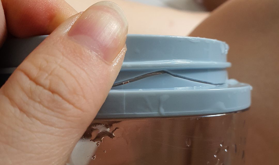 Mới nhận hàng và đã bị nứt, bình mới mà nhựa đã bị trày giống như đã xài. Sao kỳ vậy Shop ơi. nhắn tin cũng hok ai tl???