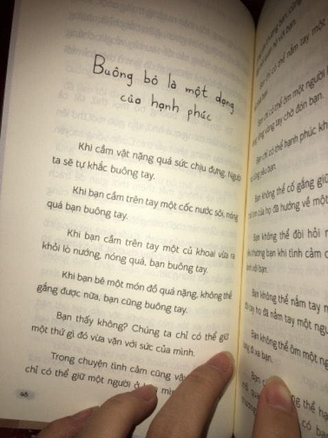 Nội dung cuốn này kiểu về hướng chữa lành dành cho những ai đang cảm thấy lạc lõng trong cuộc sống của chính mình nhưng theo mình thấy thì sẽ thiên hướng về tình yêu nhiều hơn có thể nói là phương thuốc tạm thời cho những con tim nhạy cảm, câu từ ngắn gọn nhẹ nhàng không nặng về ngôn từ nên đọc câu nào là thấm câu đó 
Tập cũng mỏng không dày như t mong đợi chấm quyển này 8/10