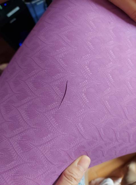 thảm đẹp, hoa văn và độ dày như miêu tả, độ bám sàn rất tốt, tập Yoga rất yên tâm. Nhưng có vẻ độ bền không được tốt. Mình đặt mua 2 thàm  ( 1 hồng, 1 tím), tập lần thứ 2 thì thấy có 1 vết rách xuất hiện trên thảm hồng , trong khi ban đầu kiểm hàng  và tập  lần 1 ko hề có.